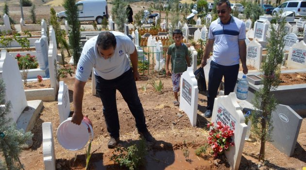 Adıyaman’da arefe günü mezarlıklar doldu taştı