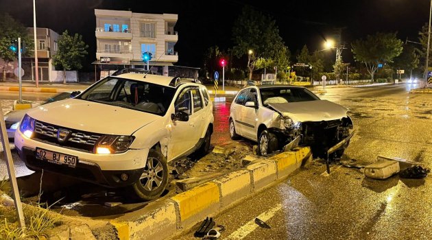 Adıyaman’da hafif ticari araç ile otomobil çarpıştı: 2 yaralı