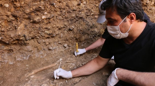 Adıyaman'da bin 500 yıllık oda mezarlardan 7 insan iskeleti çıktı