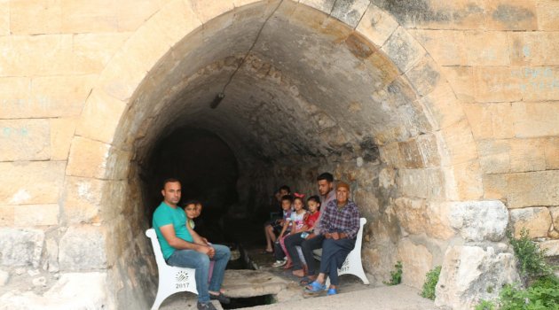 Altından su geçen asırlık cami Ramazan ayının vazgeçilmez mekanı