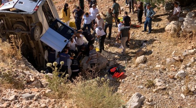 Turistleri taşıyan minibüs menfeze devrildi: 2 ölü, 5 yaralı