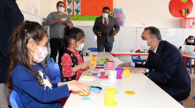 Vali Çuhadar, okullarda incelemede bulundu